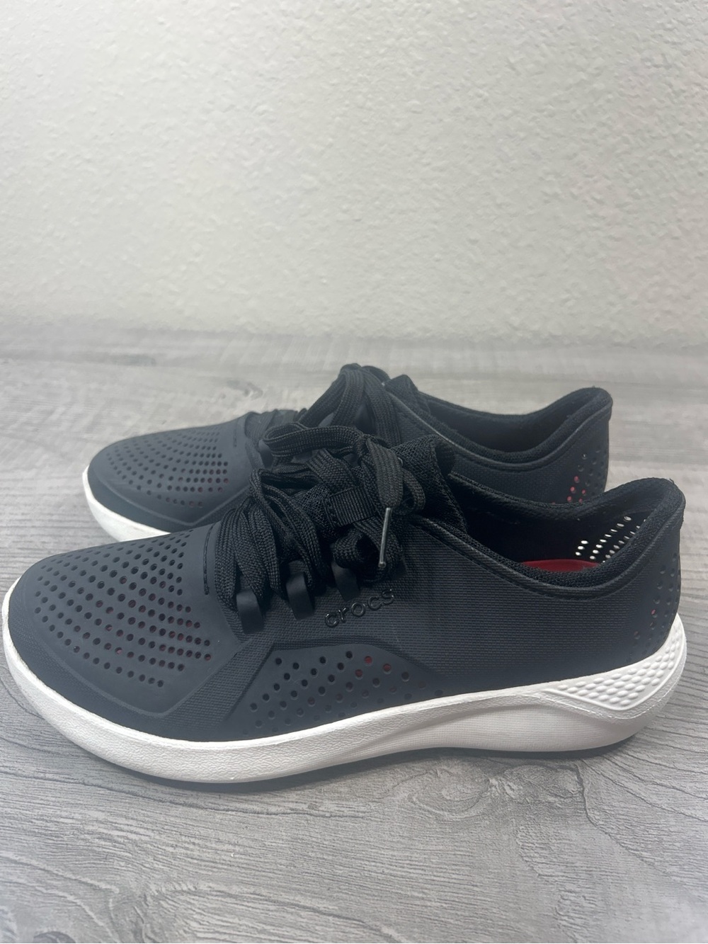 Crocs LiteRide Pacer Sneakers Black White Lightweight Comfort Shoes Women’s Sz 9 - Picture 4 of 10